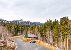 Woods Manor 202A Condo Great Location And Amenities