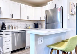 Work Here Walk+Shop+Dine Downtown King Bed Remodeled Kitchen Top Floor