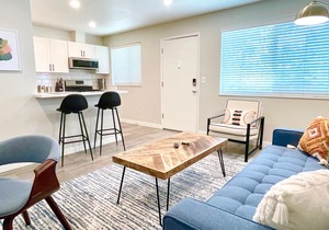 Work Here Walk+Shop+Dine Downtown King Bed Remodeled Kitchen Top Floor