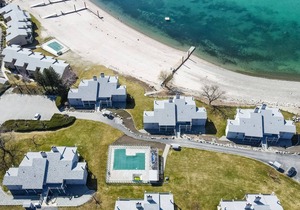 Yacinde E3 Panoramic Poolside and Mountain Views