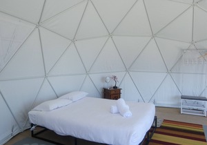 Yanda - Self Catering Dome with private deck, BBQ, Campfire and lawn