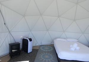 Yanda - Self Catering Dome with private deck, BBQ, Campfire and lawn