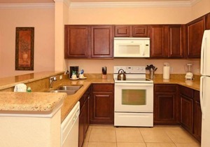 Your Home Away From Home! Fere Parking, Kitchenette, Pool, Private Balcony