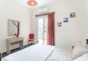 Zoumperi beach house