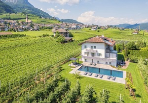 "Zwerger Parterre" vacation apartment with garden terrace, pool and large sunbathing lawn