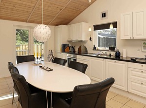 Holiday Frostrup | Lild Strand