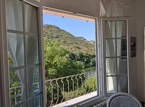 Riverside River The | Collias