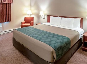Econo Lodge The Bay | Menominee