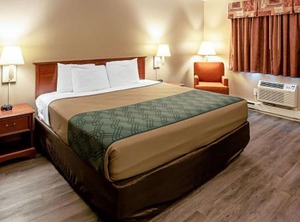 Econo Lodge The Bay | Menominee