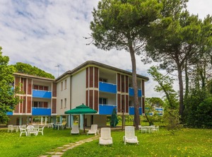 Surrounded | Bibione Pineda