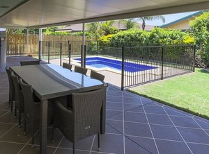 Hibiscus Holiday | Urangan