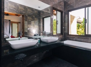 Holiday Bang Tao Beach Persons Bedrooms | Si Sunthon