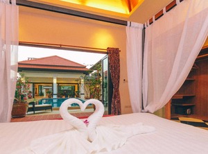 Holiday Bang Tao Beach Persons Bedrooms | Si Sunthon