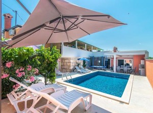 Holiday Vlahovich | Tinjan