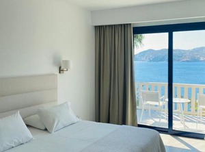 Peninsula Resort | Mononaftis