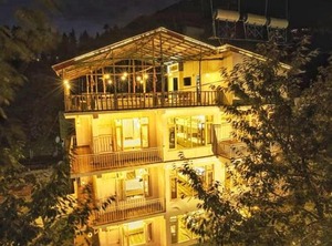 Flüstern Hostel Cafe | Old Manali