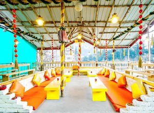 Flüstern Hostel Cafe | Old Manali
