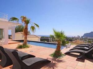 Villa Moderna Plusholidays | Casas de Torrat
