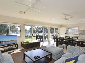 Wangi Lakehouse Lakefront | Wangi Wangi