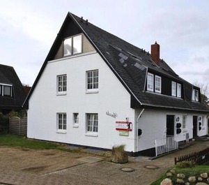 Das Haus Sarah Befindet Unmittelbarer Strandlage Herzen Von Westerland Der Strandübergang Zum Westerländer Zentralstrand Ist Ca Meter Befinden Sich Moderne Ferienwohnungen Für Bis Personen Parkplätze Sind Auf Dem Grundstück Oder Vor 