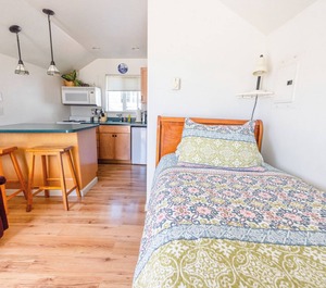 Located Downtown Cottage 