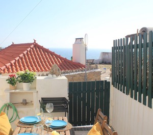 Cozy Azenhas Mar Cottage 