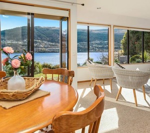 Lakefront Cottage Holiday 