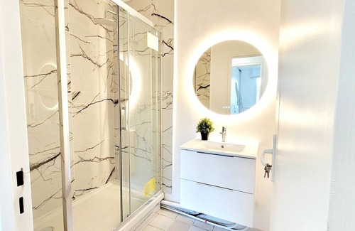 Centre-ville Apartment | À 2 mins à pied du métro M7! Appartement de 3 chambre, idéal pour les familles.