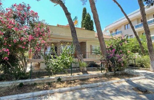 Camlık Mahallesi Apartment | ÇAM AĞAÇLARININ İÇİNDE DENİZ MANZARALI VİLLA