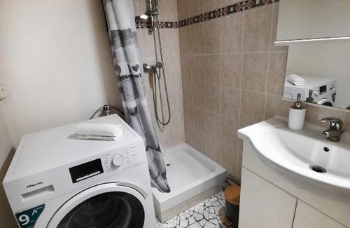 Faubourg North Apartment | Évasion - Appartement 6 Prs, 2 Ch, avec Balcon