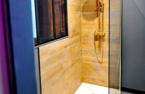 Bourgoin-Jallieu Apartment | Évasion Safari luxe, Private XXL Spa, Cinema screen, Waterfall, Sleeps 4