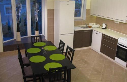 Debrecen Apartment | Óvárosban 1-2 főtől 8-10 főig kényelmes szállás