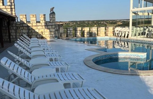 Isperih Hotel | Комплекс “Замъка”