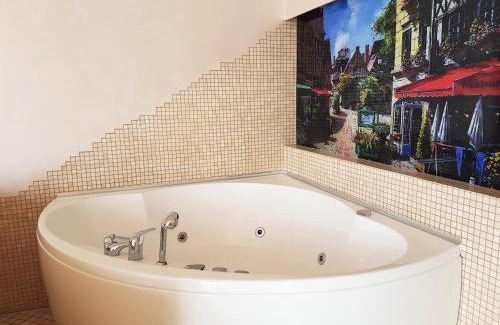 Dnipro Apartment | Люкс с джакузи в Мост Сити, вид на реку, 20 этаж, терасса Новый дом