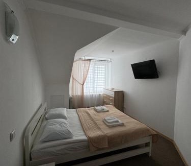 Roztoky Hotel | Маєток Сокільське