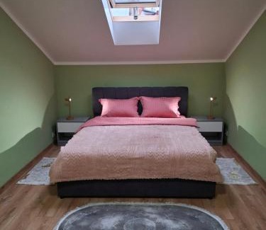 Lviv City Center Apartment | Простора сімейна оселя у серці міста Львів бічна ПЛОЩА РИНОК кухня-студія та спальня 2 кондиціонери