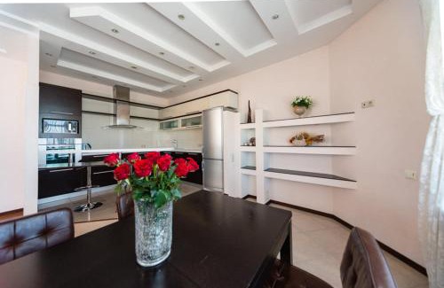 Obolon' Apartment | Роскошная 3к квартира 135м2 на набережной. Минская
