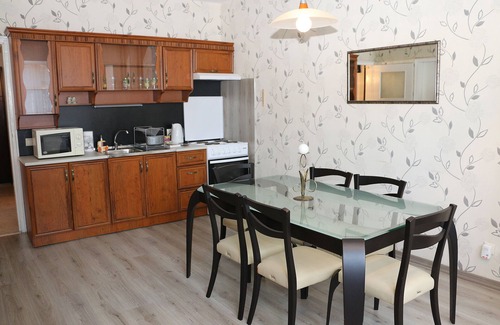 g.k. Vazhrazhdane Apartment | Светъл и топъл апартамент в централната част на града,близо до Рус.университет