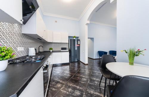 Verkhnie Misto Apartment | Софіївська площа Володимирська 18