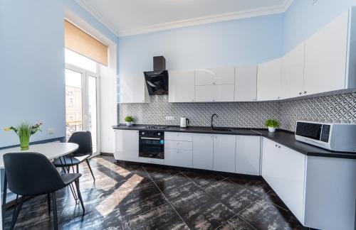 Verkhnie Misto Apartment | Софіївська площа Володимирська 18