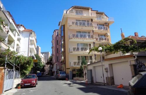 Nessebar New Town House | Стаи за гости" Герови"