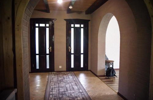 Verkhovyna Cabin | Стежка в гори