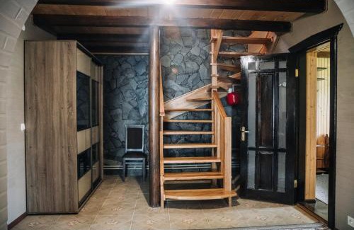 Verkhovyna Cabin | Стежка в гори