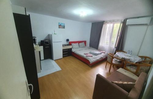 Sandanski Apartment | Тих двустаен самостоятелен апартамент с двор,до площада на Сандански