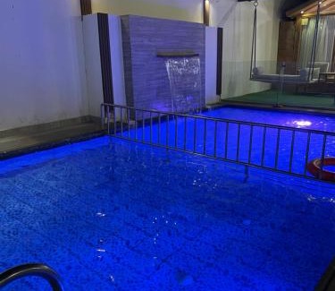 Dhahban Ski Chalet | اكواخ وشاليهات جولدن الفندقية
