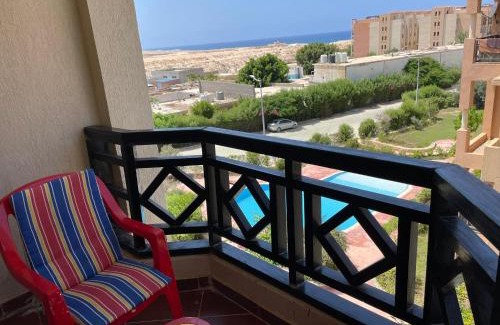 Marsa Matruh Apartment | شالية بالرووف غرفتيين مكييف للأيجار بقرية ايماريتس هايتس بالساحل الشمالي - A chalet with a rooftop and two air-conditioned bedrooms for rent in Emirates Heights , North Coast