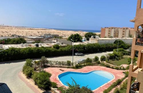 Marsa Matruh Apartment | شالية بالرووف غرفتيين مكييف للأيجار بقرية ايماريتس هايتس بالساحل الشمالي - A chalet with a rooftop and two air-conditioned bedrooms for rent in Emirates Heights , North Coast
