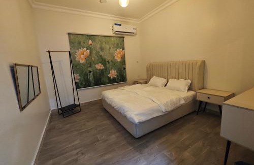 Riyadh Apartment | شقة أرضية واسعة بحمام واسع ومدخل خاص