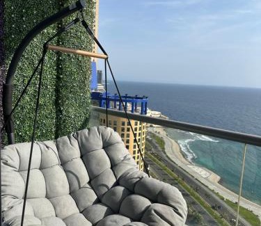 Ash Shati Apartment | شقة بإطلالة على البحر في برج داماك