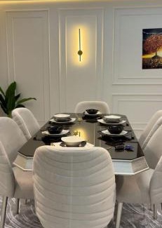 Al Duqqi House | شقه مفروشه